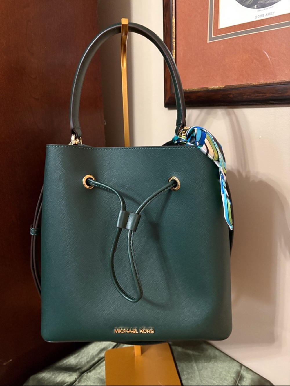 Michael Kors Siri large bucket messinger in racing green